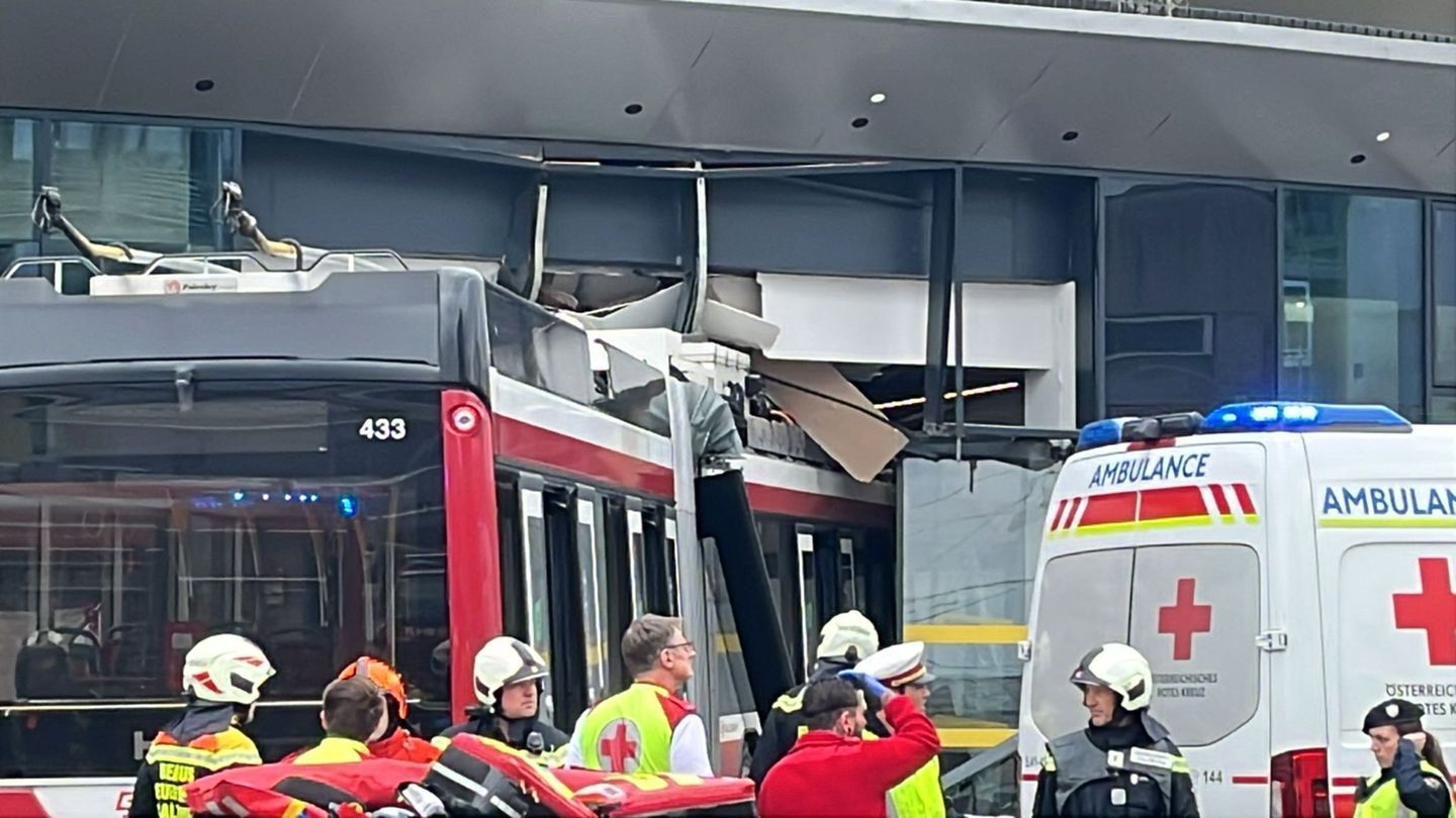 Busunfall: Bus kracht in Supermarkt in Salzburg – ein Toter