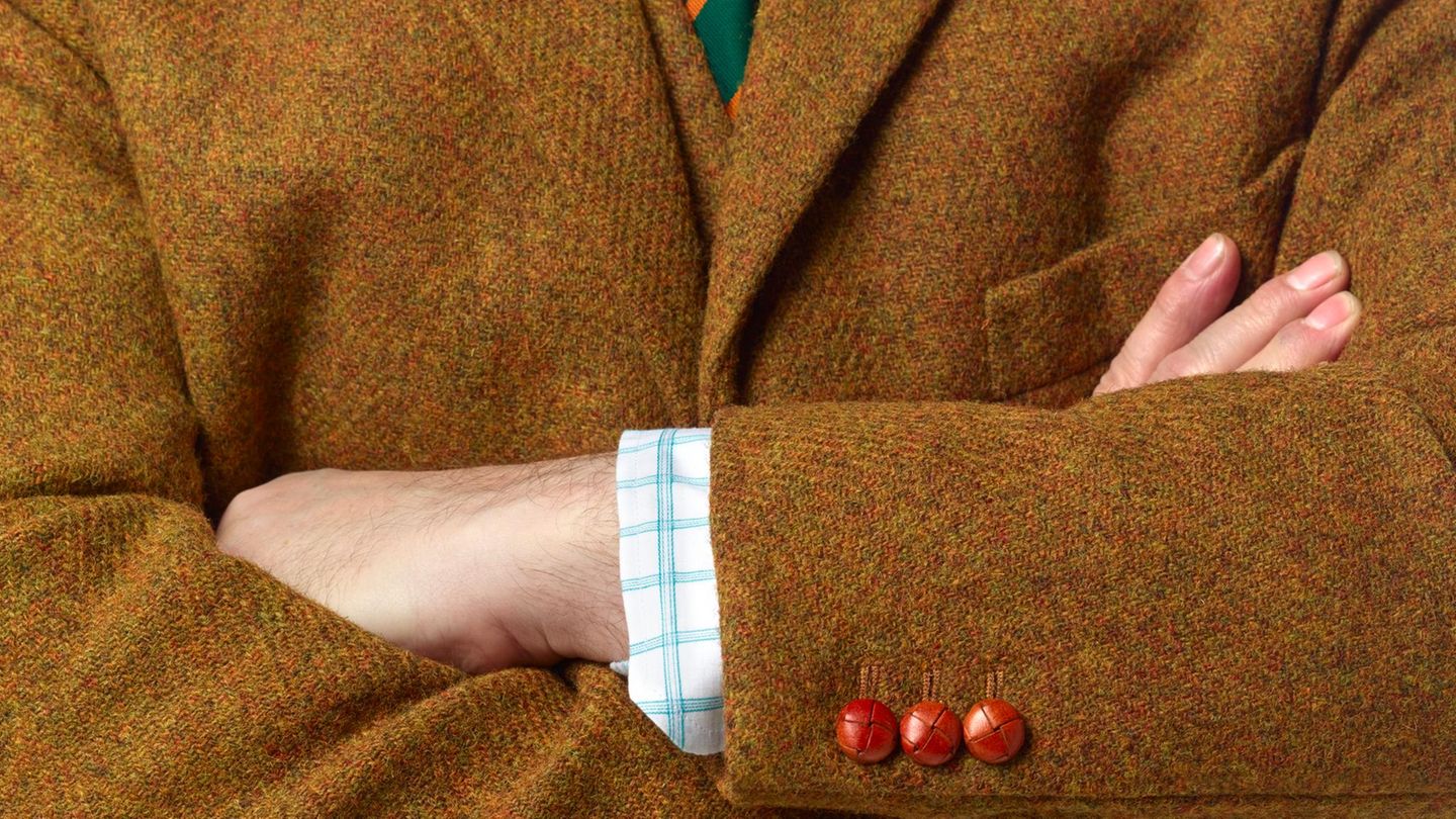 Ein Mann mit verschränkten Armen