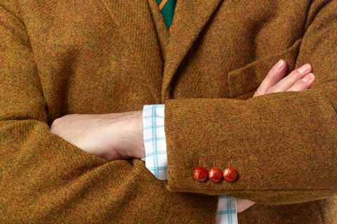 Ein Mann mit verschränkten Armen