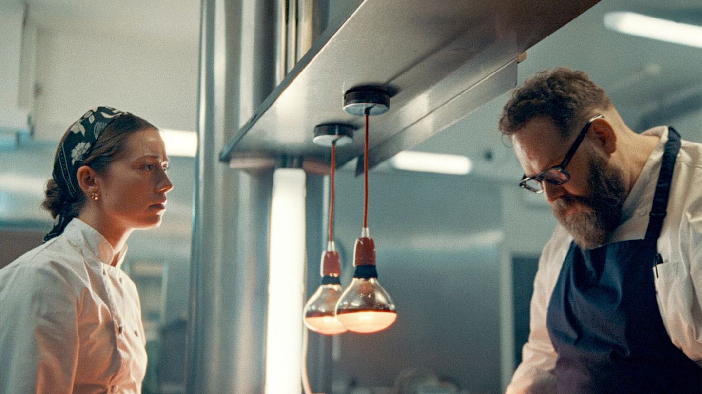 Koch Jónas (Ólafur Darri Ólafsson) und seine kulinarische Mitstreiterin Júlía (Unnur Birna Jónsdóttir Backman) wissen, wie viel vom ersten Eindruck der Testesser im Restaurant abhängt.