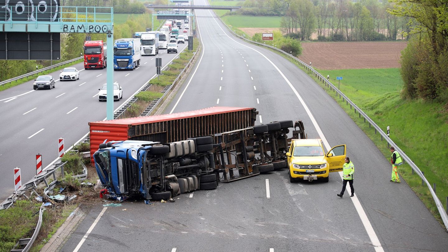 Langer Stau: A7 nach Lkw-Unfall Richtung Norden gesperrt