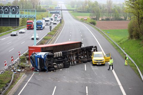 Die Autobahn in Richtung Norden wurde wegen des Lkw-Unfalls gesperrt. Foto: Stefan Rampfel/dpa