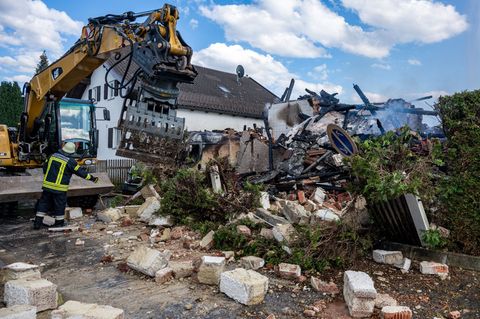 Von dem Haus sind nur noch Trümmer übrig. Foto: Armin Weigel/dpa