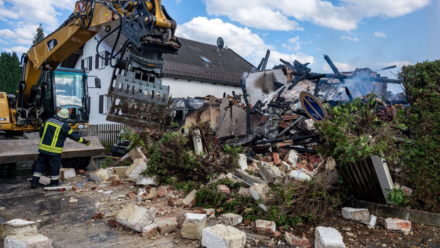 Niederbayern: Haus brennt nach Explosionen nieder - tote Person