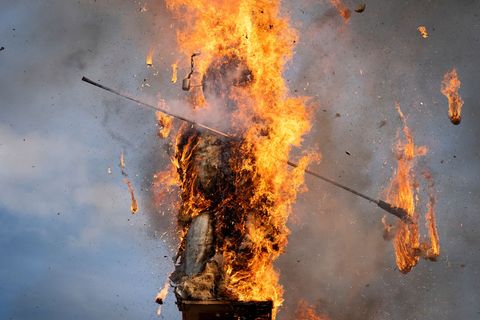 Die schnelle Explosion des "Bööggs" verspricht einen guten Sommer Foto: Claudio Thoma/KEYSTONE/dpa