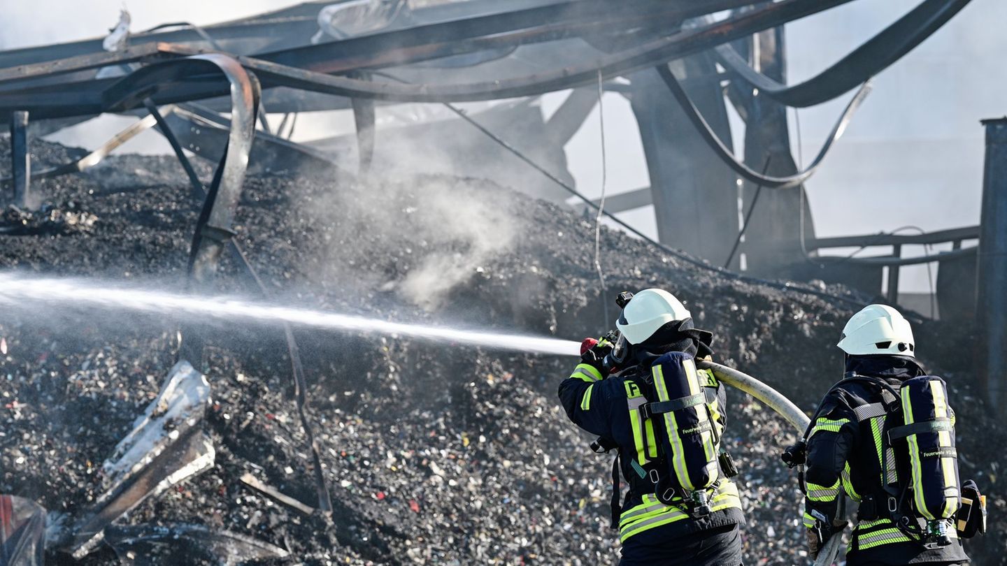 Flammen und Gesundheit: Feuer in Recyclingfirma in Lustadt schwelt weiter