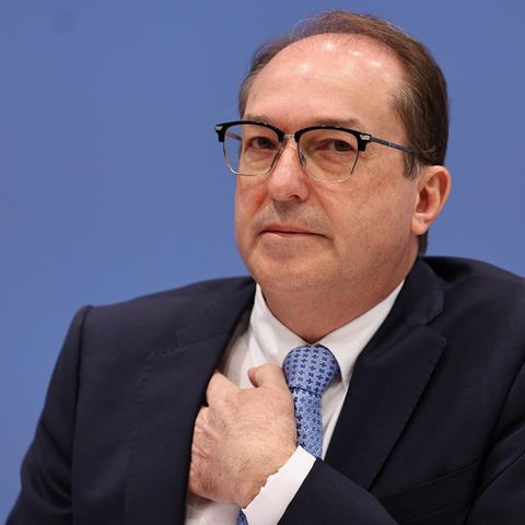 Üppiges Gehaltsplus für Beamte: Dobrindts Patzer