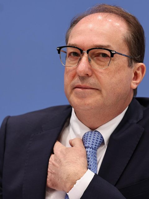 Üppiges Gehaltsplus für Beamte: Dobrindts Patzer