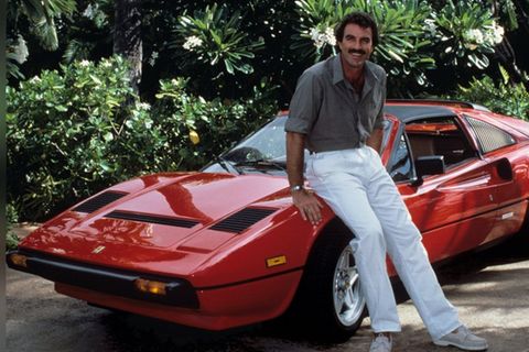 Tom Selleck in seiner Paraderolle in "Magnum" vor seinem ikonischem Ferrari 308 GTS.