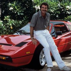 Tom Selleck in seiner Paraderolle in "Magnum" vor seinem ikonischem Ferrari 308 GTS.