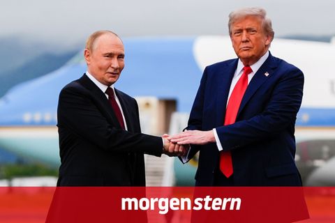 Trump und Putin schütteln Hände