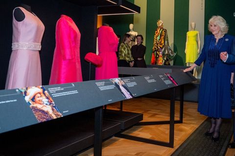 König Charles und Königin Camilla bei der Eröffnung der Ausstellung.