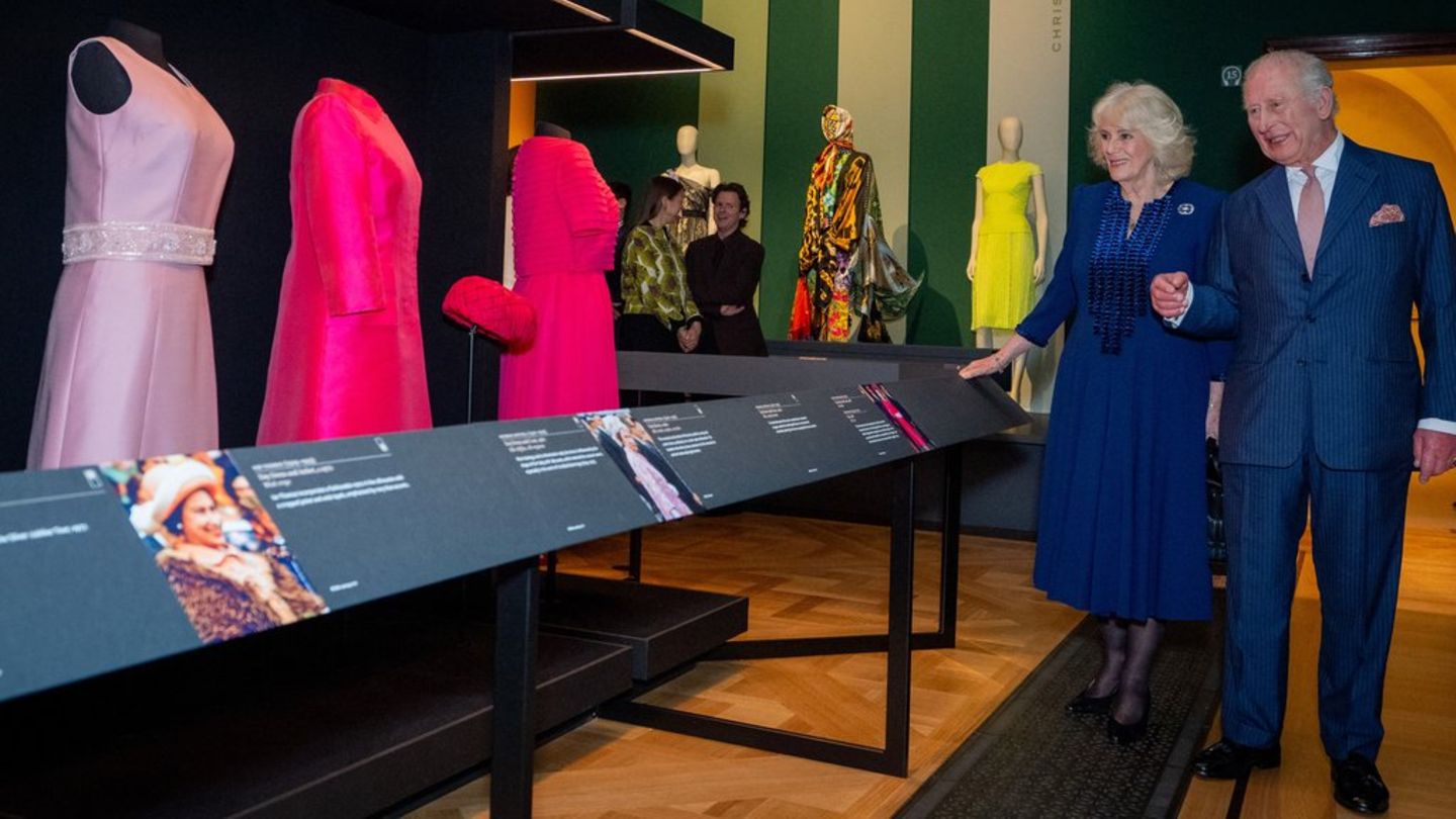 König Charles und Königin Camilla: Modeausstellung zu Ehren der Queen besucht