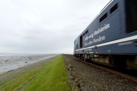 Auf der Marschbahn-Strecke nach Sylt gibt es trotz zahlreicher Maßnahmen der Bahn seit Jahren gravierende Probleme. (Archivbild)