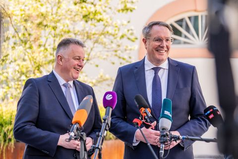 Aus den Koalitionsverhandlungen in Rheinland-Pfalz dringt fast nichts nach außen. (Archivbild) Foto: Andreas Arnold/dpa