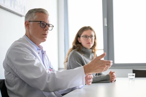 Chefarzt Thill und Patientin Jost kennen sich schon lange. Foto: Hannes P. Albert/dpa