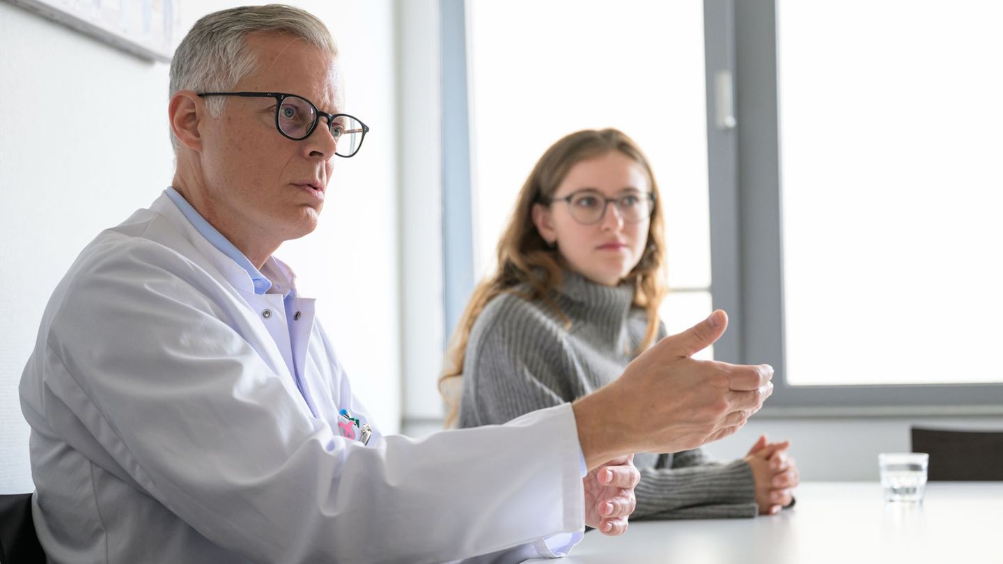 Chefarzt Thill und Patientin Jost kennen sich schon lange. Foto: Hannes P. Albert/dpa