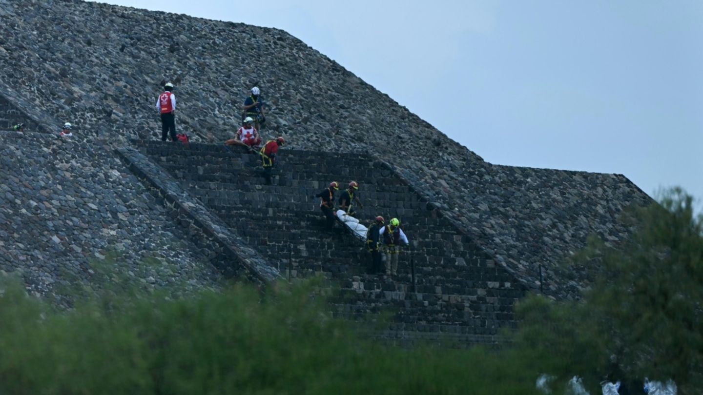 Einsatzkräfte in der Ruinenstadt Teotihuacán