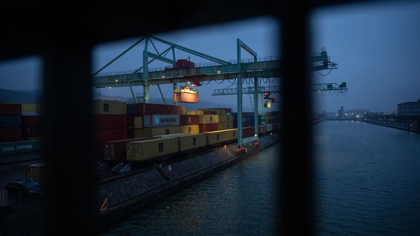 Am deutlichsten spüren Unternehmen aktuell die steigenden Fracht- und Transportkosten. (Archivbild) Foto: Marijan Murat/dpa