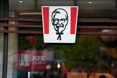 Das Logo von Kentucky Fried Chicken. Foto: Marcus Brandt/dpa