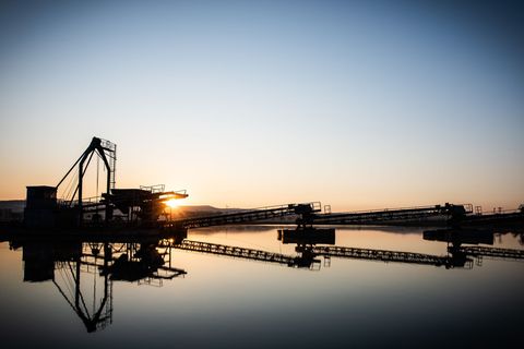 Wo genau Rohstoffvorkommen liegen, etwa für den Kiesabbau, zeigt die neue 3D-Karte. (Archivbild) Foto: Swen Pförtner/dpa