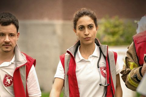 "Die Notärztin: Familie": Dr. Nina Haddad (Sabrina Amali) ist auf dem Weg zu einem Einsatz.
