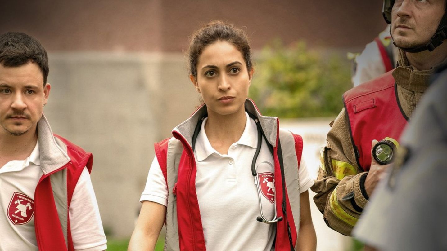 "Die Notärztin: Familie": Dr. Nina Haddad (Sabrina Amali) ist auf dem Weg zu einem Einsatz.