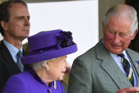 Queen Elizabeth II. und ihr ältester Sohn Charles - hier 2019 bei Highland Games in Schottland.