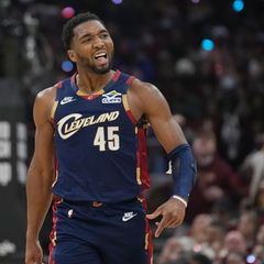 Die Cavaliers mit Donovan Mitchell haben beide Heimspiele zum Auftakt der Playoffs gewonnen. Foto: Sue Ogrocki/AP/dpa