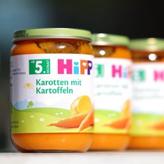 Hipp-Babykostgläschen stehen auf einem Tisch