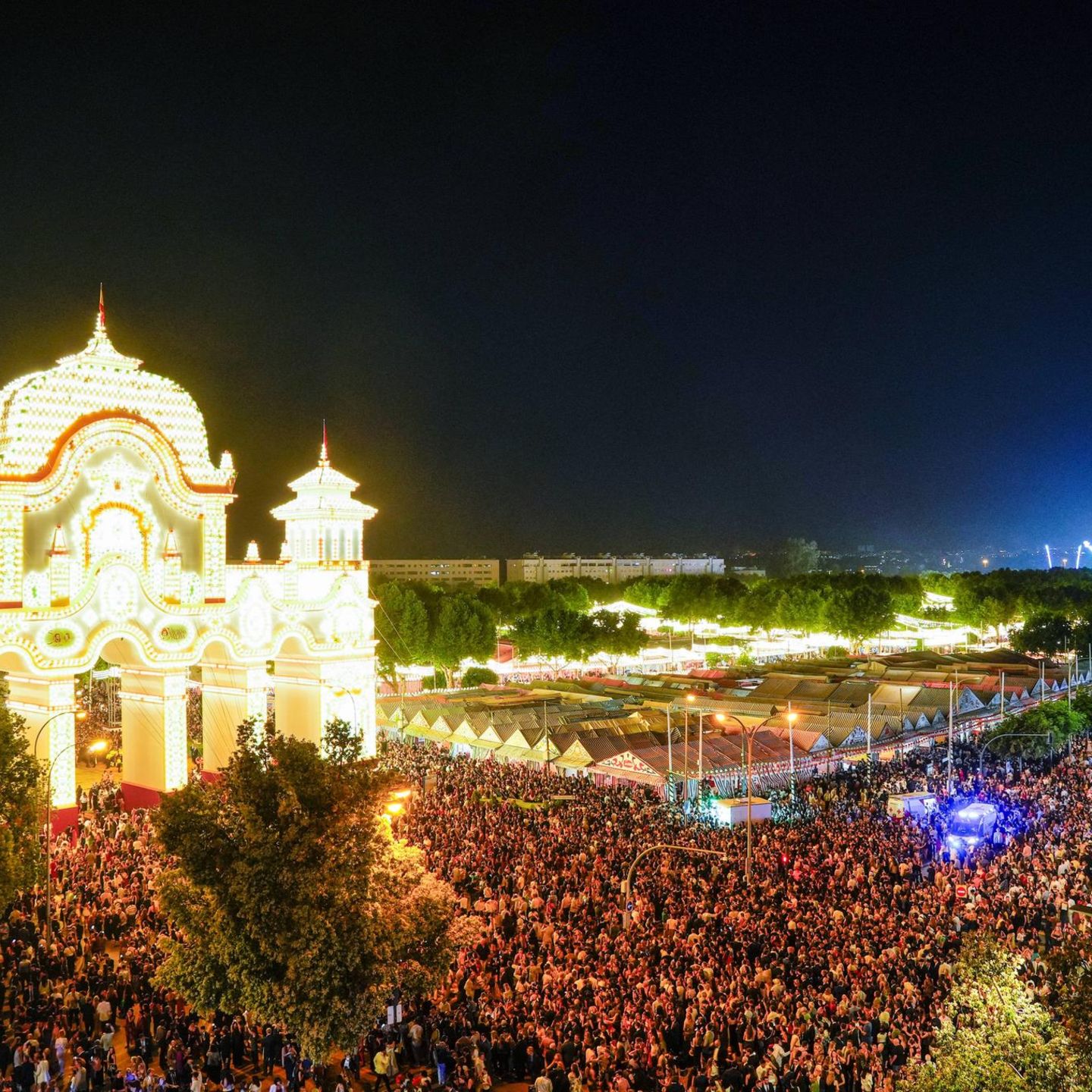 Beleuchtete Portada de la Feria in Sevilla