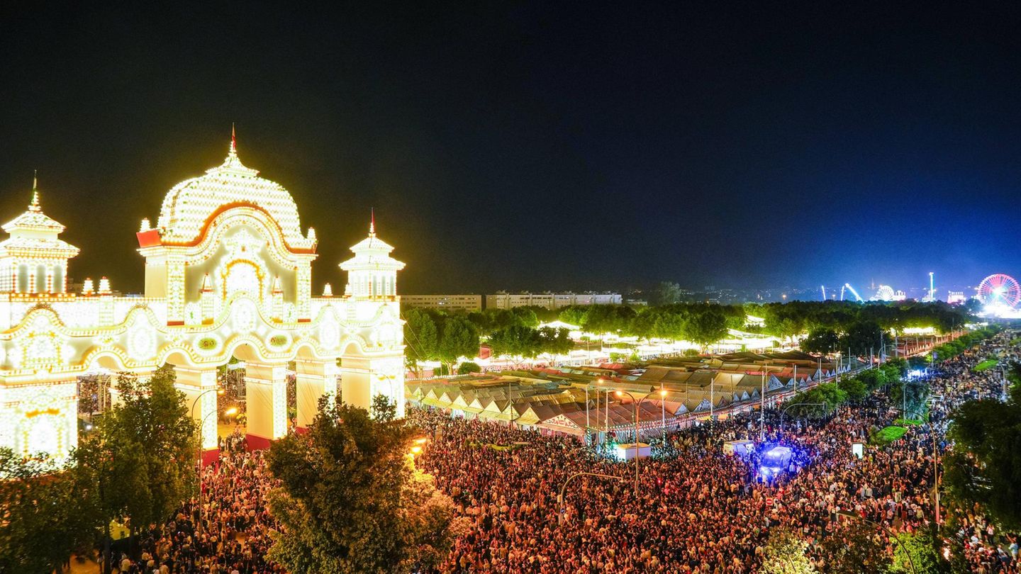Beleuchtete Portada de la Feria in Sevilla