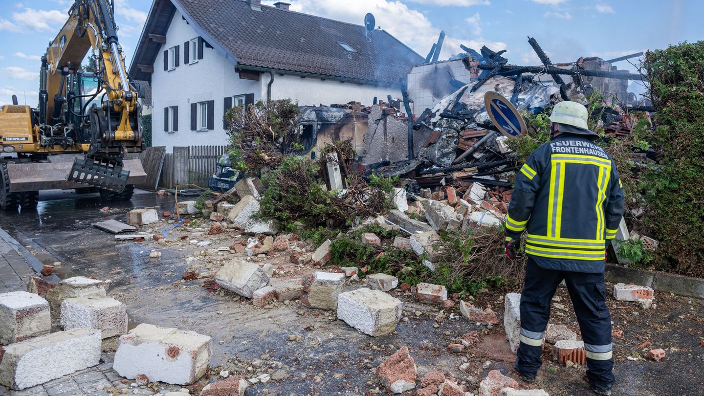 Einsatzkräfte fanden einen toten Menschen in dem Wohnhaus. Foto: Armin Weigel/dpa