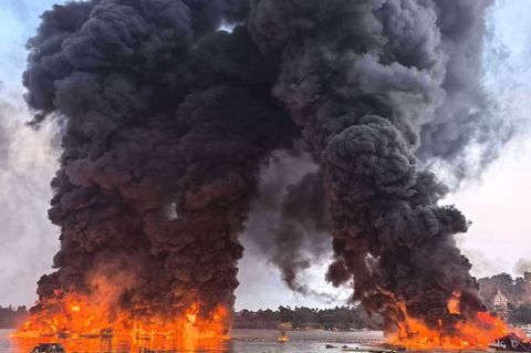 Eine gewaltige Rauchsäule stieg in den Himmel. Foto: Sai Aung/HNA/dpa
