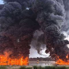 Eine gewaltige Rauchsäule stieg in den Himmel. Foto: Sai Aung/HNA/dpa