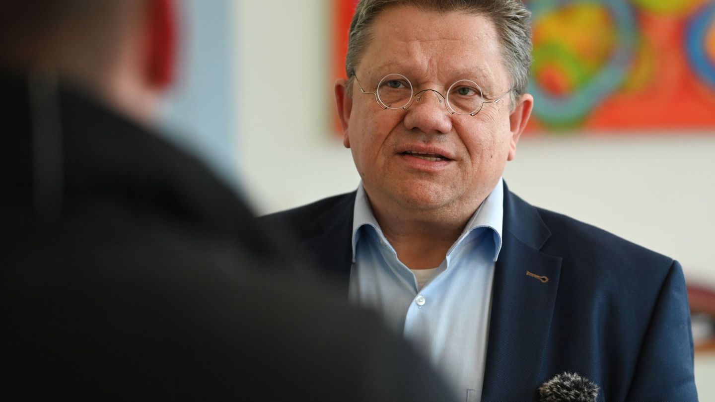 Niedersachsens Gesundheitsminister Philippi spricht sich für Null-Promille-Grenze am Steuer aus. (Archivbild) Foto: Lars Penning