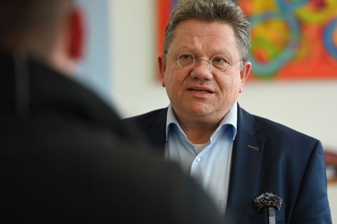 Niedersachsens Gesundheitsminister Philippi spricht sich für Null-Promille-Grenze am Steuer aus. (Archivbild) Foto: Lars Penning