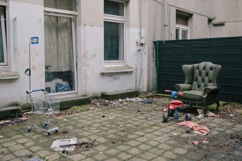 Ein vermüllter und heruntergekommener Vorgarten, Symbolbild für Schrottimmobilien und Sozialleistungsbetrug