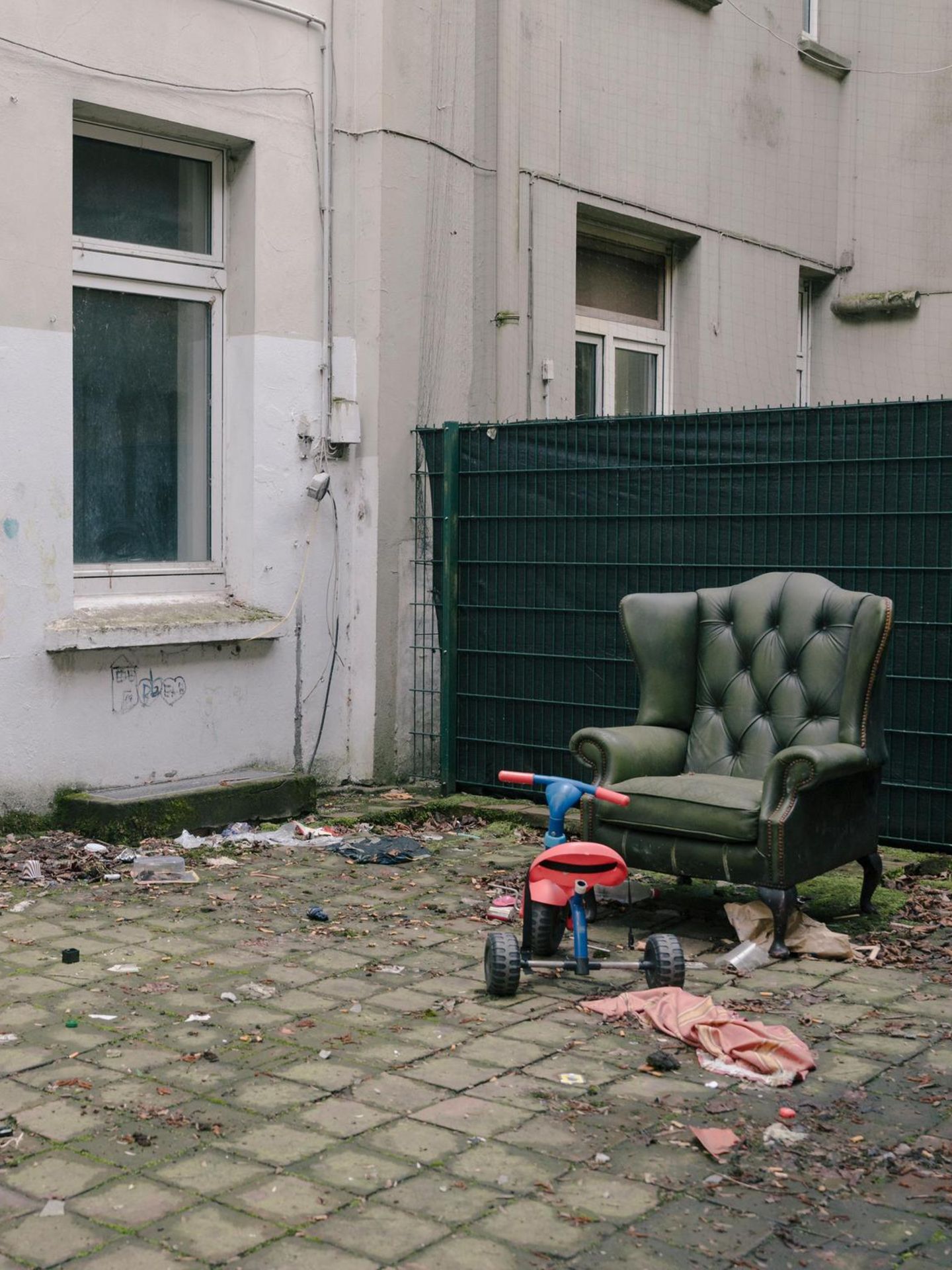 Ein vermüllter und heruntergekommener Vorgarten, Symbolbild für Schrottimmobilien und Sozialleistungsbetrug