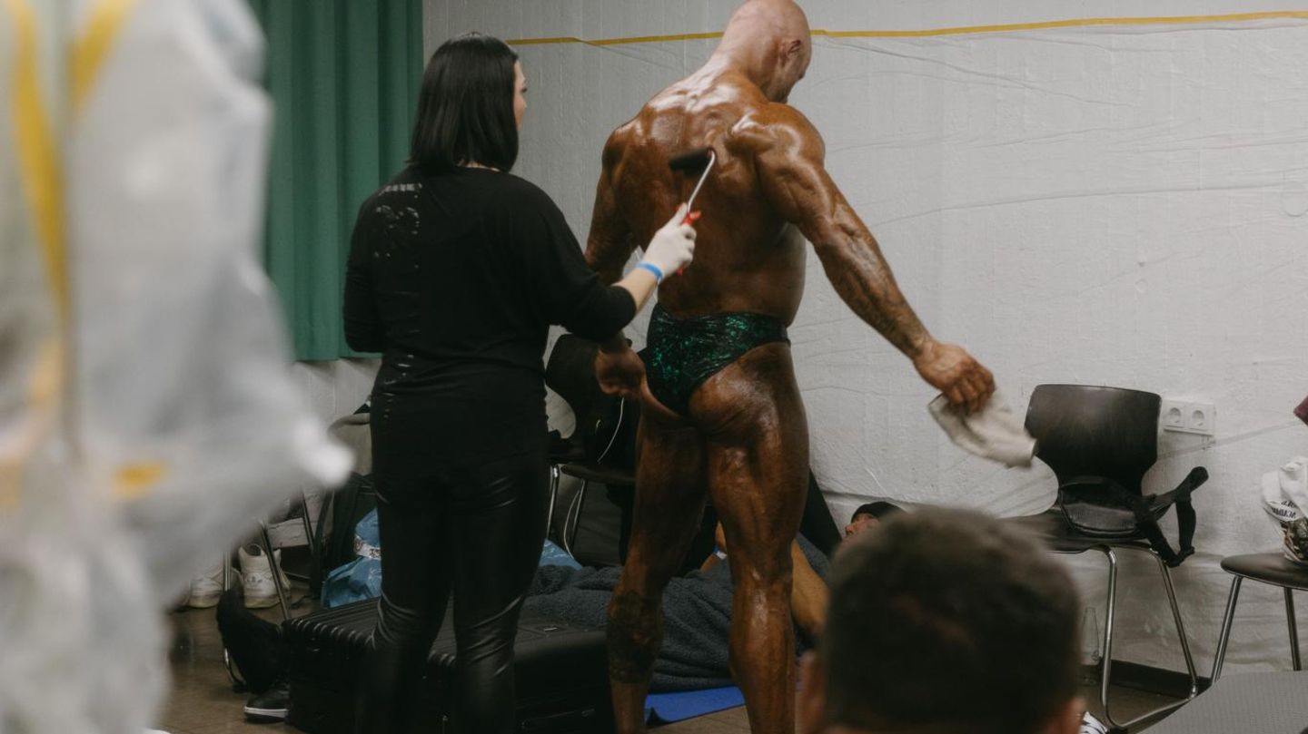 Bodybuilder wird mit Bronzefarbe betont