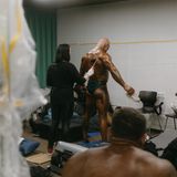 Bodybuilder wird mit Bronzefarbe betont