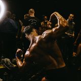 Bodybuilder posiert vor einem Ringlicht