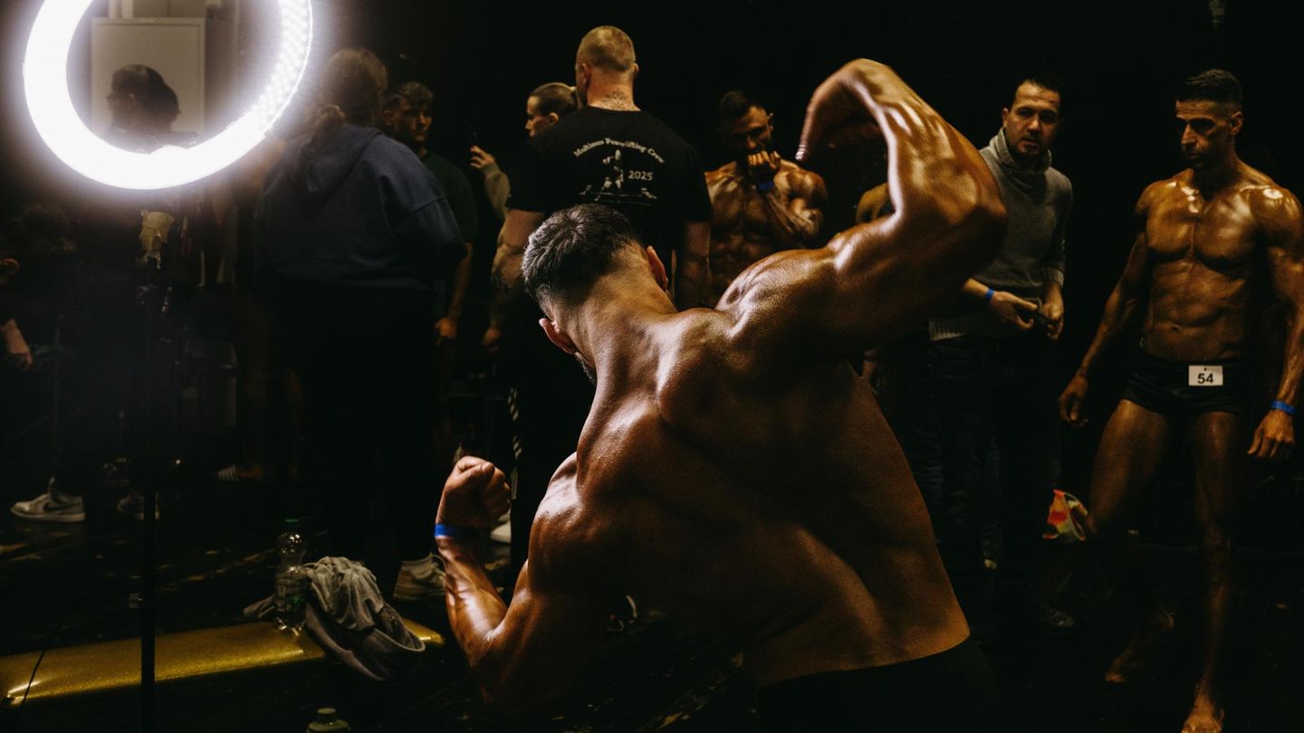 Bodybuilder posiert vor einem Ringlicht