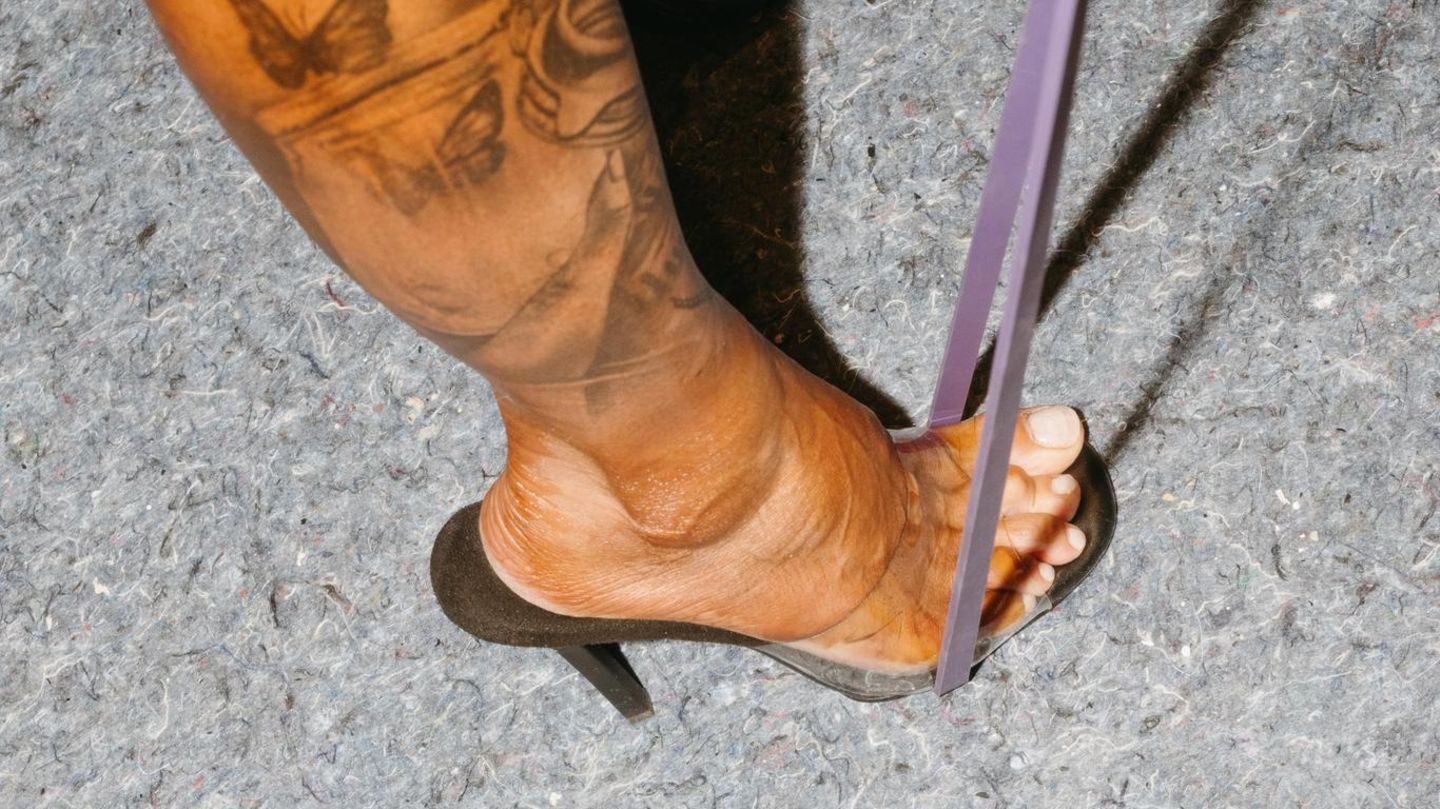 Teraband um High Heels gewickelt