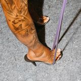 Teraband um High Heels gewickelt
