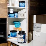 Küchenschrank mit Präparaten und Supplements