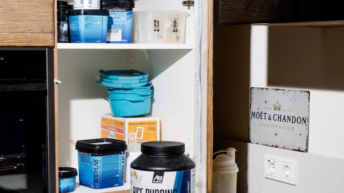 Küchenschrank mit Präparaten und Supplements