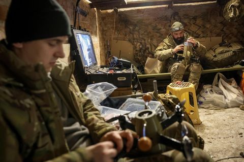Ein Soldat der Ukraine bereitet an der Front eine Sting-Drohne auf ihren Einsatz vor