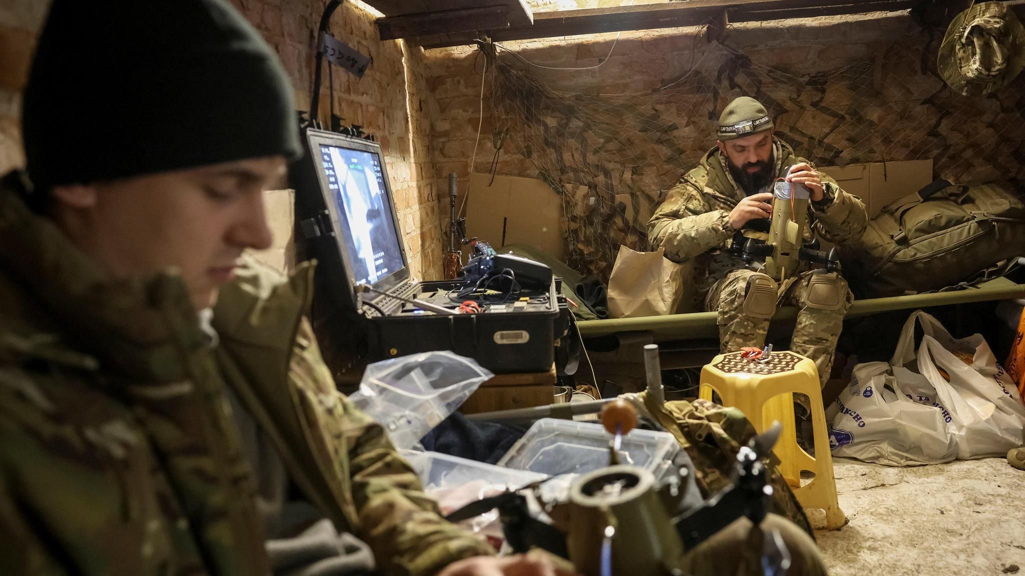 Ein Soldat der Ukraine bereitet an der Front eine Sting-Drohne auf ihren Einsatz vor