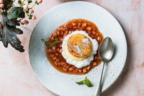 Quarksoufflé mit Waldmeisterschaum und Rhabarber-Ragout